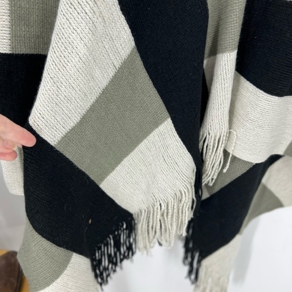 Loft outlet new with tag check fringe Poncho OS - Picture 11 of 12